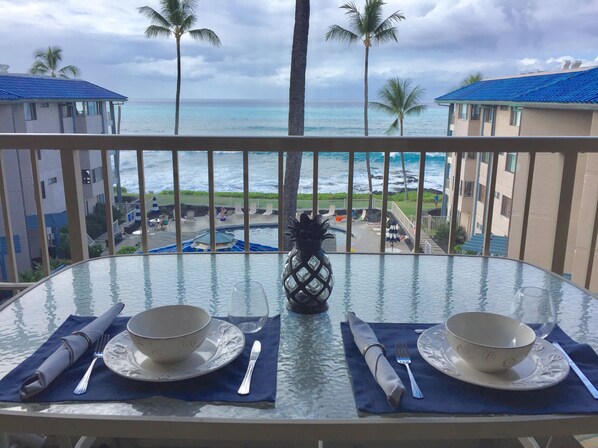 Outdoor dining - Kona Reef F14 Oceanfront Luxury, Full AC, King (Kailua-Kona)