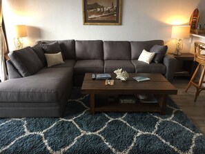 Smart TV, libros y monitor de computadora 