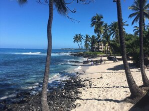 Beach nearby, sun-loungers, beach towels