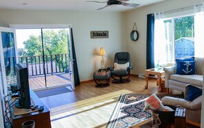 Smart TV, lettore DVD, libri, videoteca