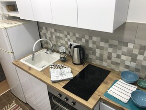 Microondas y utensilios de cocina 
