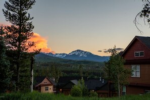 Exterior - Rendezvous Townhome - Pet Friendly, sleeps 10, mountain views (Fraser)