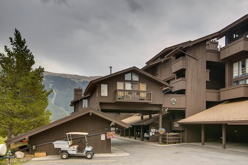 Perfect Ski In/Ski Out Condo in Center Village