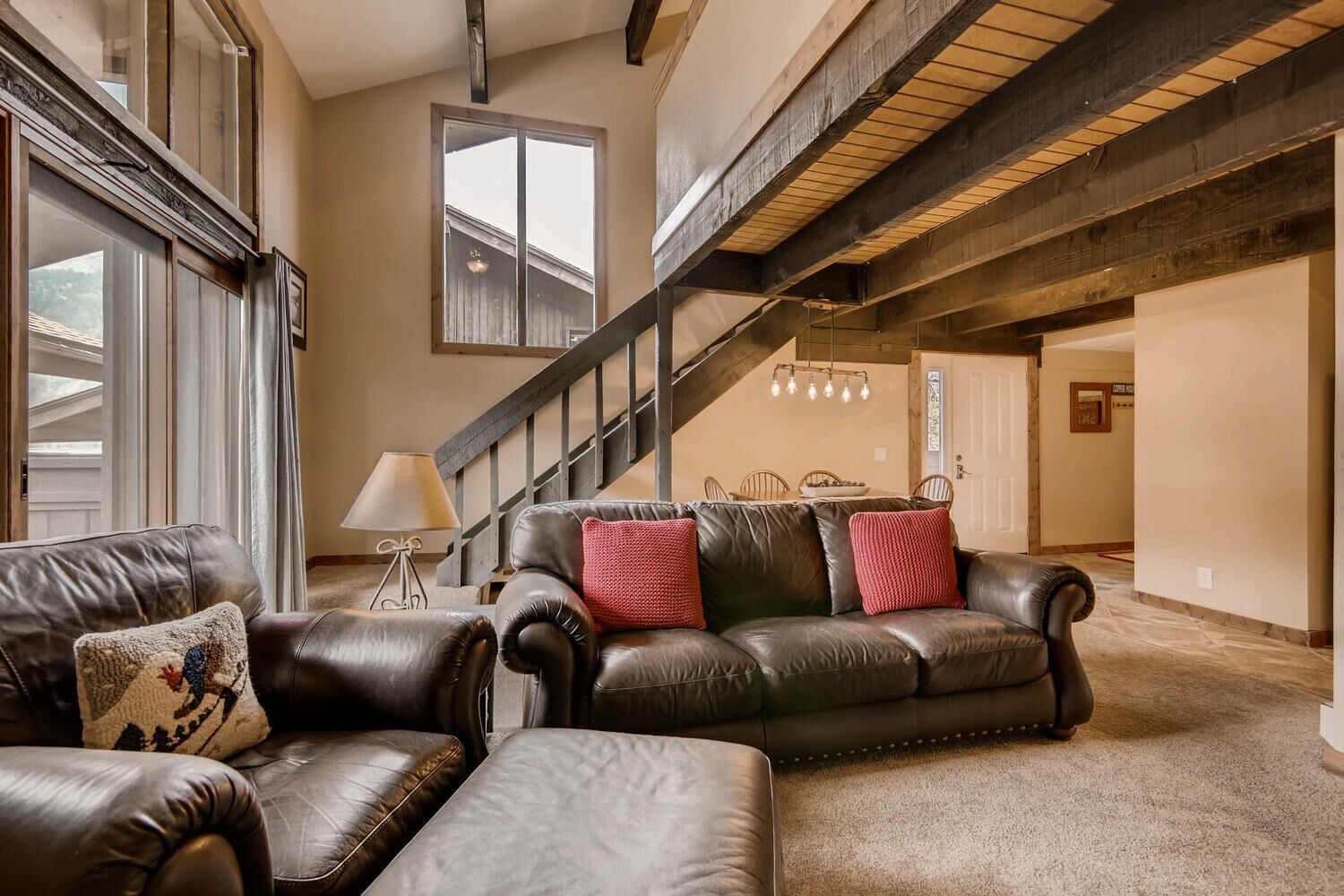 Smart TV, chimenea, videojuegos, libros