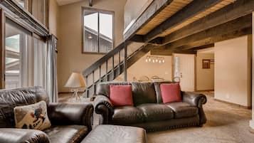 Smart TV, chimenea, videojuegos, libros