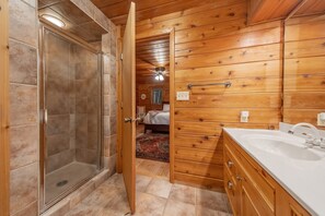 Combined shower/tub, hair dryer, towels, soap - Spacious cabin on beautiful Caribou Lake (Lutsen)