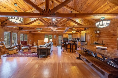 Spacious cabin on beautiful Caribou Lake
