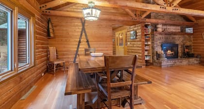 Spacious cabin with beautiful sunset views on Caribou Lake