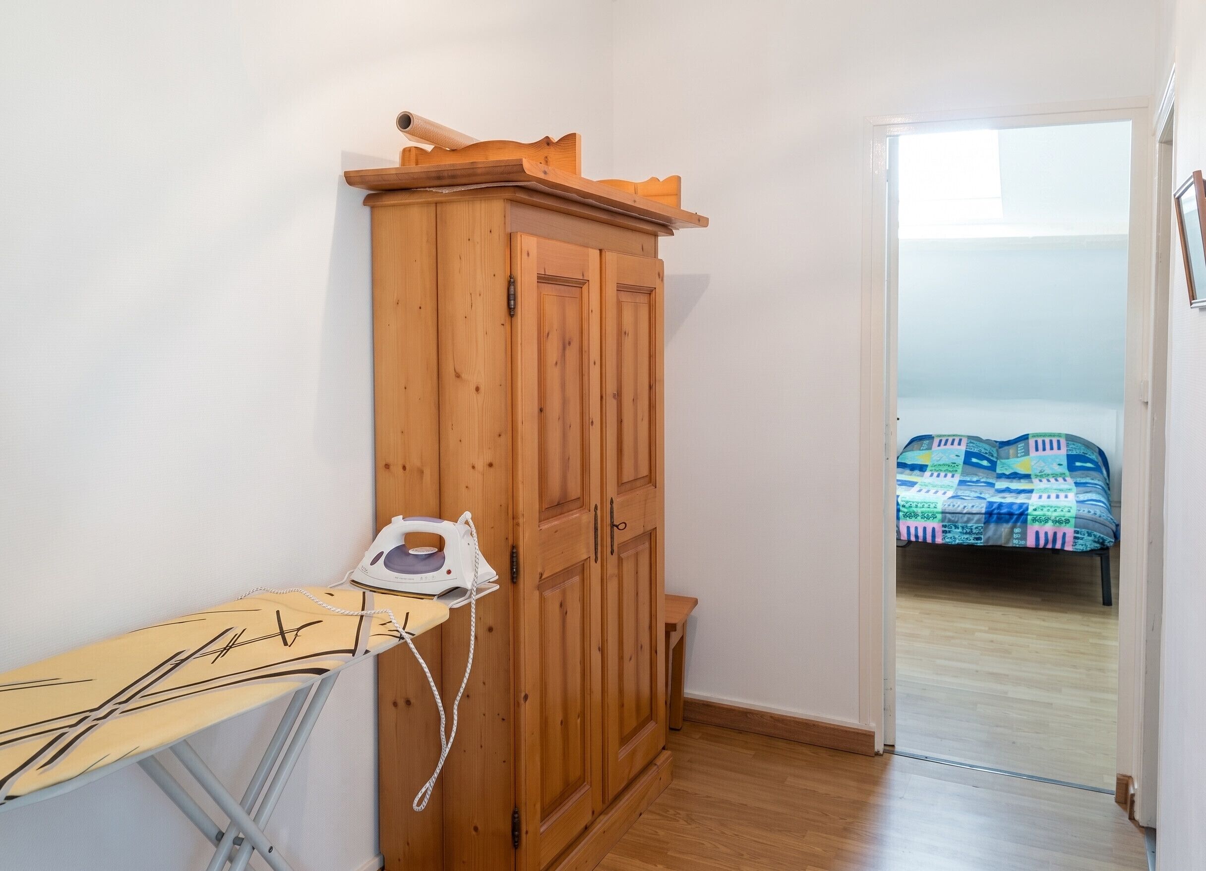 2 slaapkamers, een strijkplank/strijkijzer, beddengoed