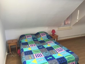 2 bedrooms, iron/ironing board, bed sheets