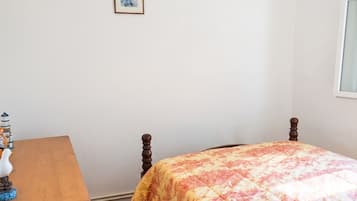 2 habitaciones, tabla de planchar con plancha y ropa de cama