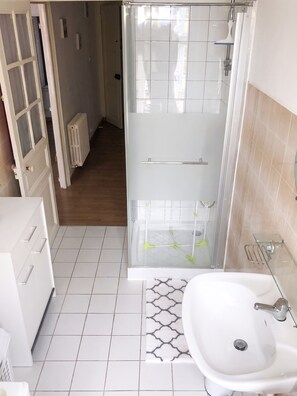 Douche, serviettes fournies