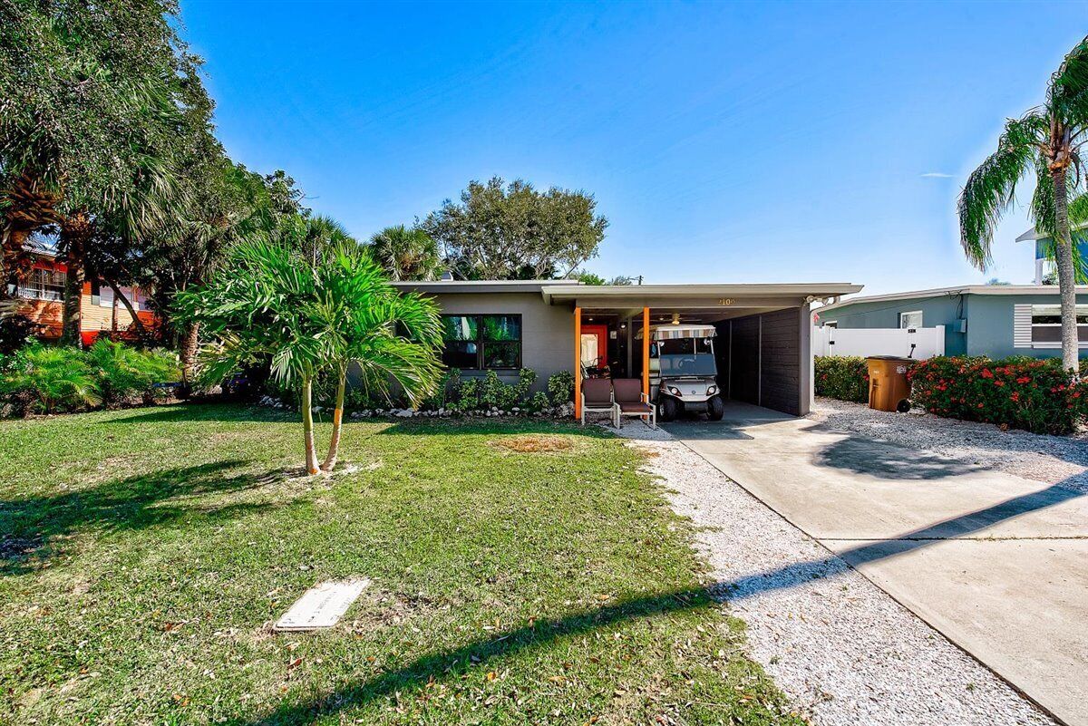 Updated Private Beach Cottage 1 Block to Beach