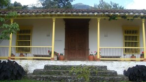 تفاصيل الفندق من الخارج