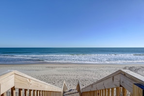 Accommodatie ligt op het strand, ligstoelen, strandlakens