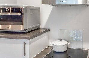 Refrigerador, microondas, placa de cocina, cafetera/tetera