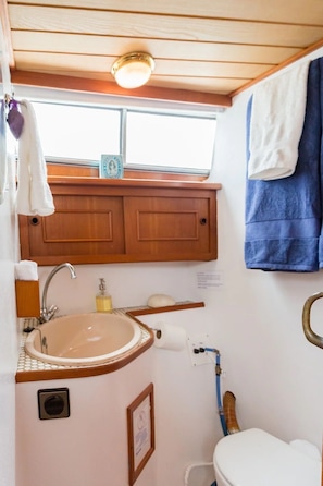 Shower - Maine Bed & Boat, NEBI on the scenic Damariscotta River (Damariscotta)