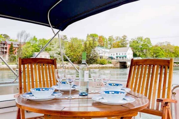 Outdoor dining - Maine Bed & Boat, NEBI on the scenic Damariscotta River (Damariscotta)