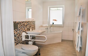 Combined shower/bathtub - Awesome apartment in Kaschow with WiFi (Kaschow)