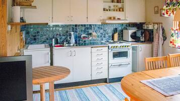 Frigorífico, placa de cocina y cafetera o tetera