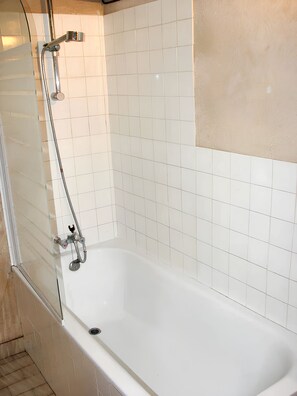 Shower, towels - Homerez - Studio in Beaumont-du-Périgord (Beaumont-du-Périgord)