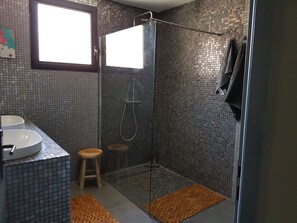 Dusche, Haartrockner, Seife, Toilettenpapier