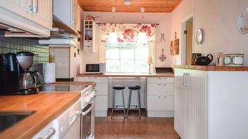 Køleskab, kogeplade, opvaskemaskine, kaffe-/temaskine