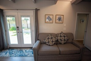 Smart-TV, peis, bøker og stereoanlegg