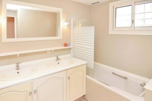 Bathtub, towels