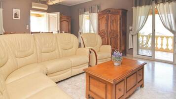 Una televisión, una chimenea