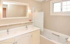 Bath tub