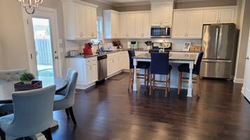 Geladeira, micro-ondas, cooktop, cafeteira/chaleira