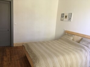 2 Schlafzimmer, Bügeleisen/Bügelbrett