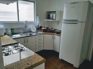 Fridge, microwave, oven, stovetop - $ 367 / day. Foot in the Sand, Sea View, Balcony 20m2 with barbecue, 3qtos. (Meia Praia)