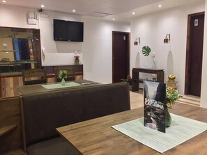 Smart TV, Netflix, streaming services - Pousada Vó Celina (Praia Grande)