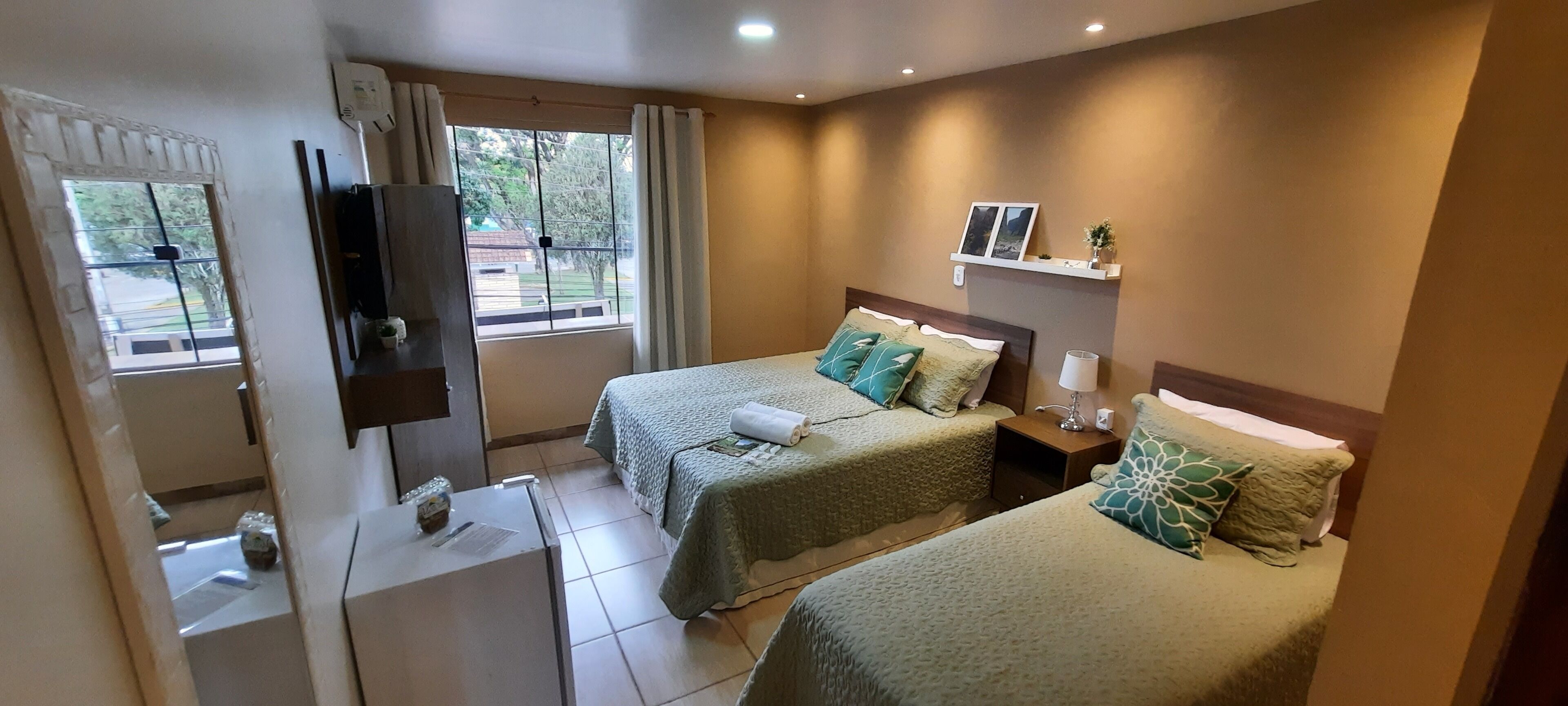 Suíte Queen ou Triplo Solteiro S2 | Vista do quarto