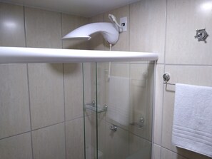 Comfort Double Room, 1 Bedroom, City View | Bathroom | Shower, rainfall showerhead, free toiletries, hair dryer - Pousada Vó Celina (Praia Grande)