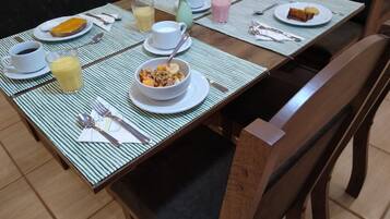 Café da manhã feito na hora grátis todos os dias