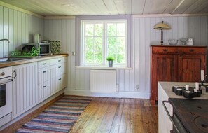 Réfrigérateur, micro-ondes, plaque de cuisson, cafetière/bouilloire