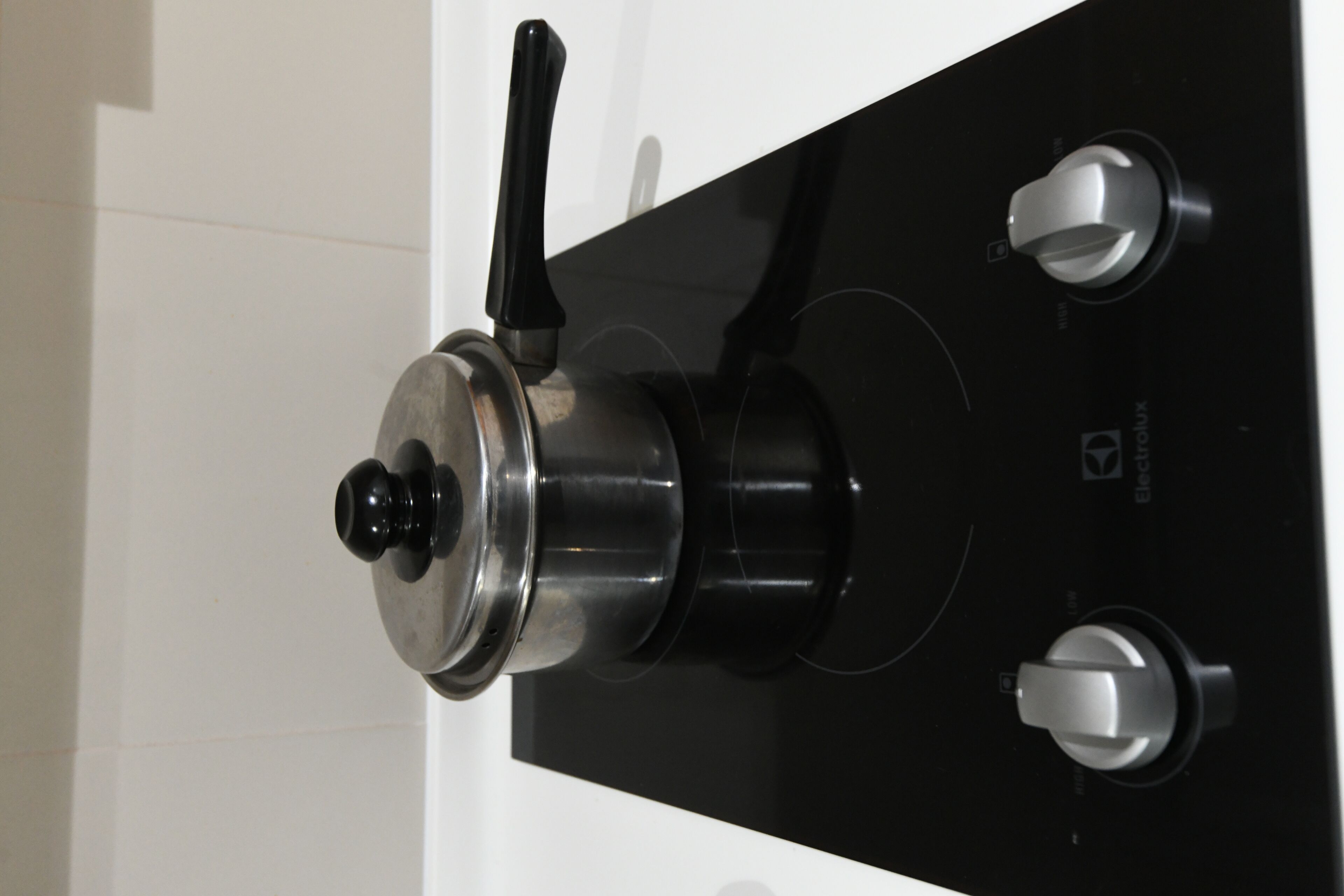 Kühlschrank, Geschirrspüler, Wasserkocher, Kochgeschirr/Geschirr/Besteck