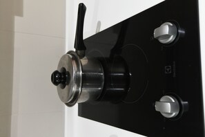 Réfrigérateur, lave-vaisselle, bouilloire électrique