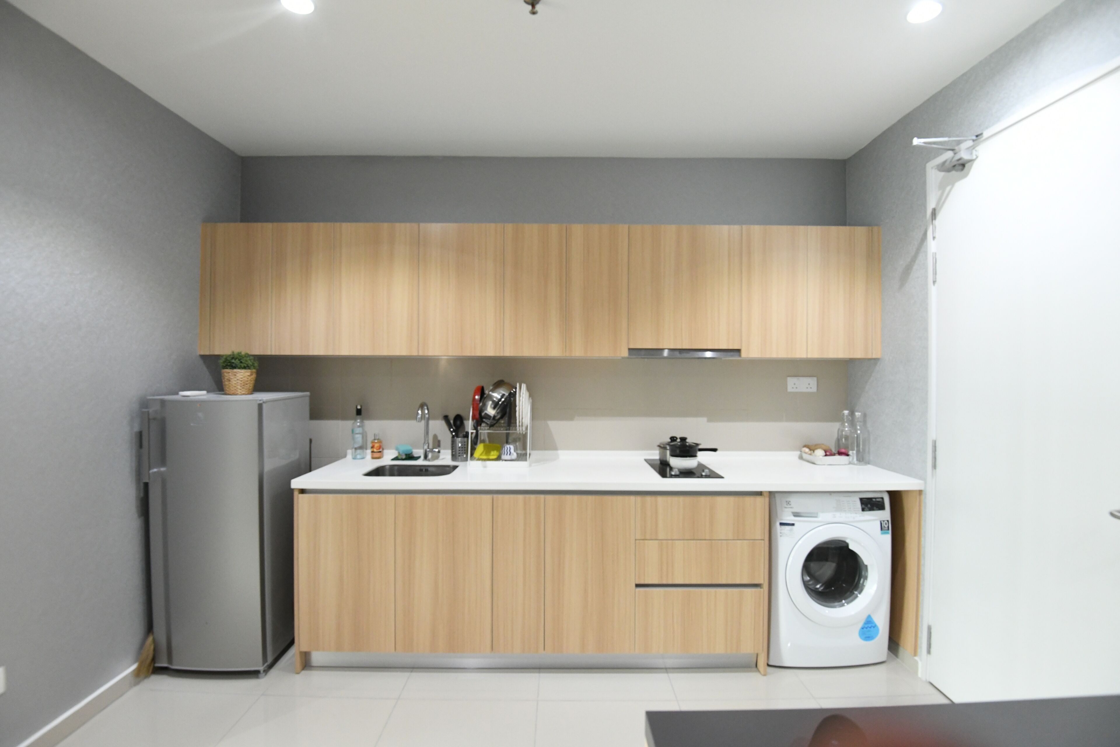 Kühlschrank, Geschirrspüler, Wasserkocher, Kochgeschirr/Geschirr/Besteck