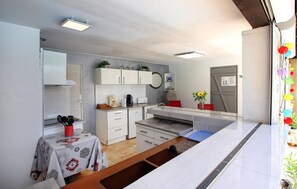 Réfrigérateur, micro-ondes, plaque de cuisson, lave-vaisselle