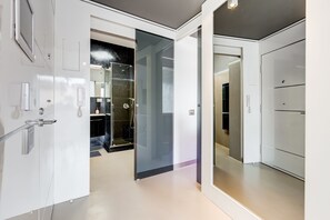 Haartrockner, Handtücher, Seife, Shampoo