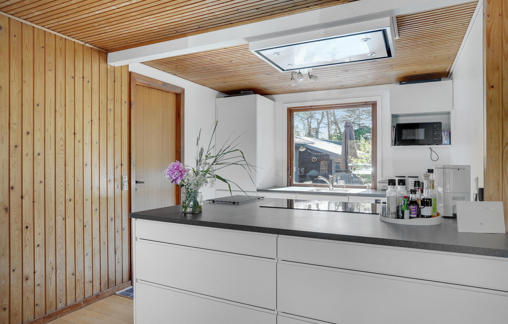 Jääkaappi, liesi, astianpesukone, kahvin-/teenkeitin