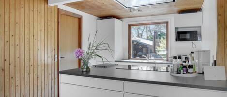 Jääkaappi, liesi, astianpesukone, kahvin-/teenkeitin