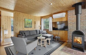 TV, fireplace - Stunning home in Blåvand with WiFi (Blåvand)