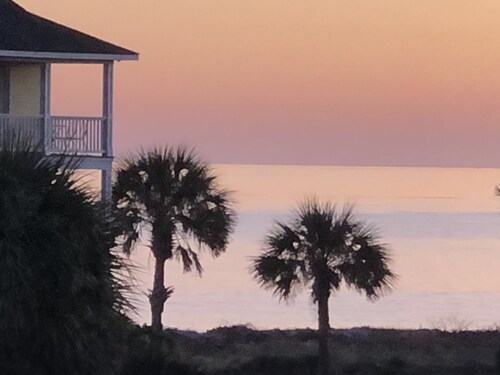Beautiful ocean views from every room. Very close to beach. 
