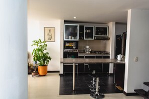 Kühlschrank, Mikrowelle, Ofen, Wasserkocher mit Kaffee-/Teezubehör