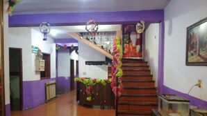 Una escalera con una pared morada y un acuario a la derecha.